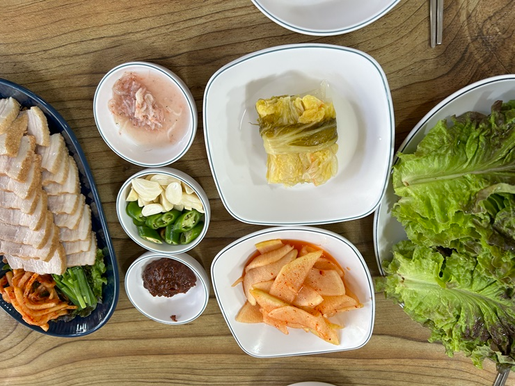 수육-새우젓-백김치-무김치