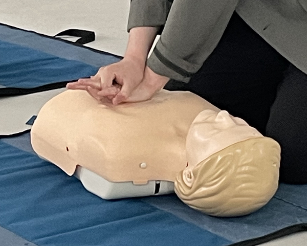 심폐소생술_CPR 가슴압박 위치에서 깎지 끼기
