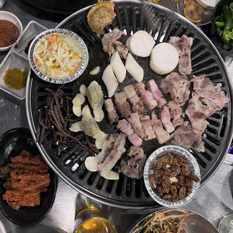 장작패는돼지 이미지