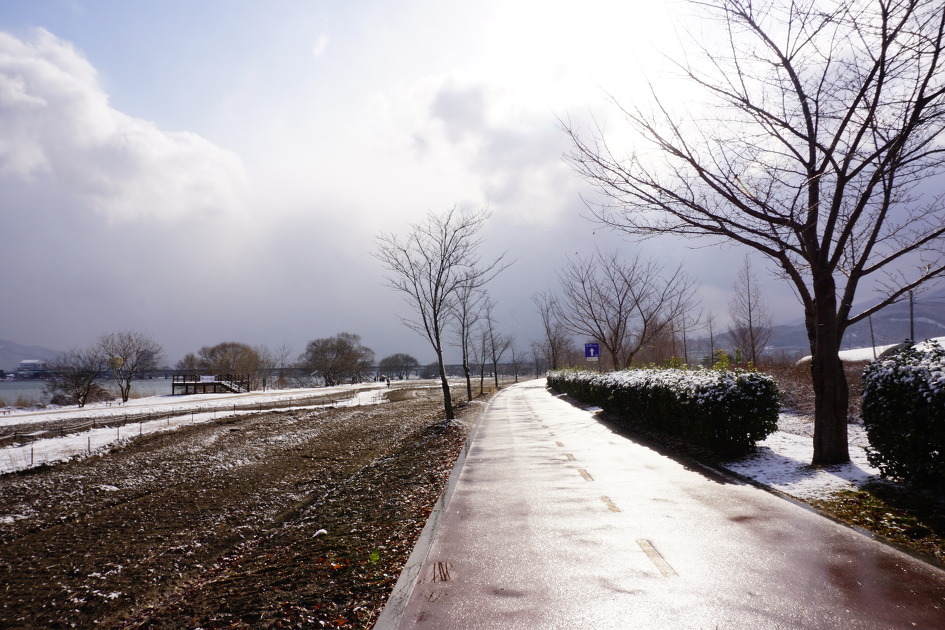 산뜻한 설경&#44; 눈쌓인 자전거길&#44; 역광&#44;