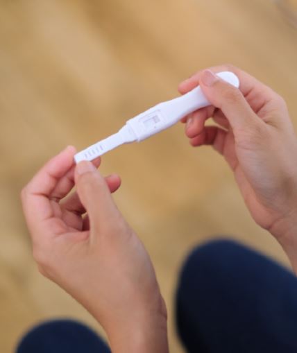 임신테스트기를-들고-있는-사진