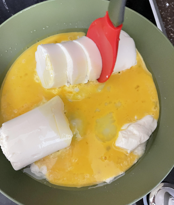 순두부를 일정 간격으로 썰어준다