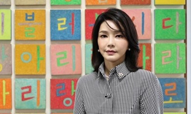  尹 지지율 하락에 김 여사 잠행? 팬클럽 회장 "이럴 때일수록 밖에 나와야"