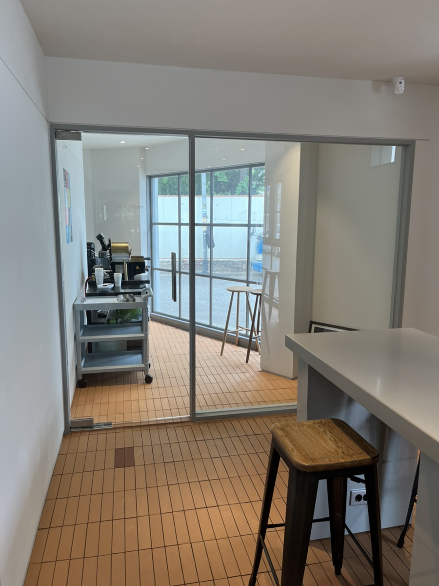 문래동에 있는 힙 카페, 커피보다 빵이 더 맛있다! 폰트 가게 4