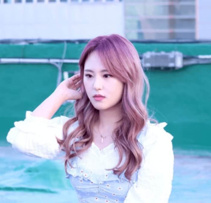 머리-만지는-경서