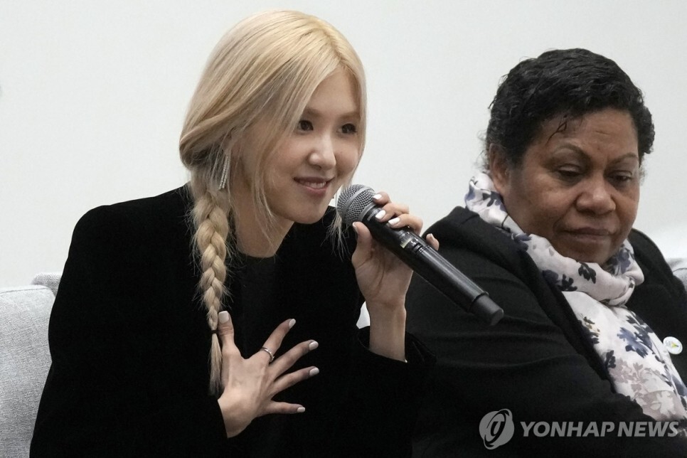  블랙핑크 로제, APEC 정상 부인들에게 "정신적으로 힘들땐 대화가 중요"