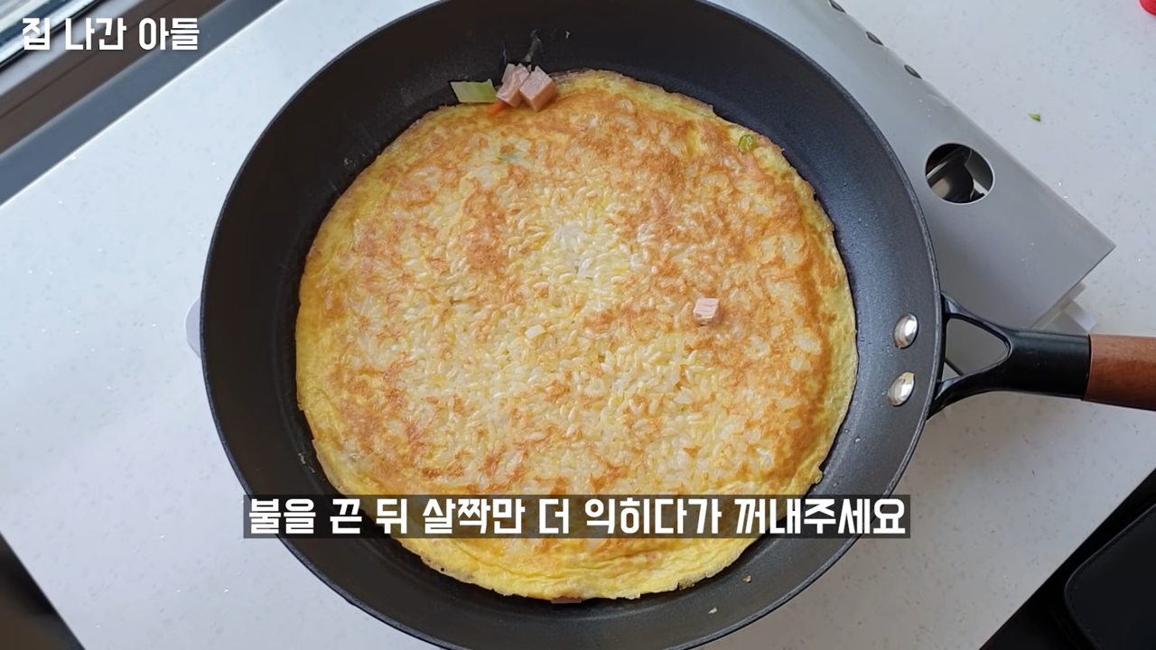 "밥에 계란만 부었는데 맛있고 색다른 요리가 완성되었습니다" 달콤한 야채와 밥이 너무 잘 어울리는 초간단 밥전 레시피 17 img