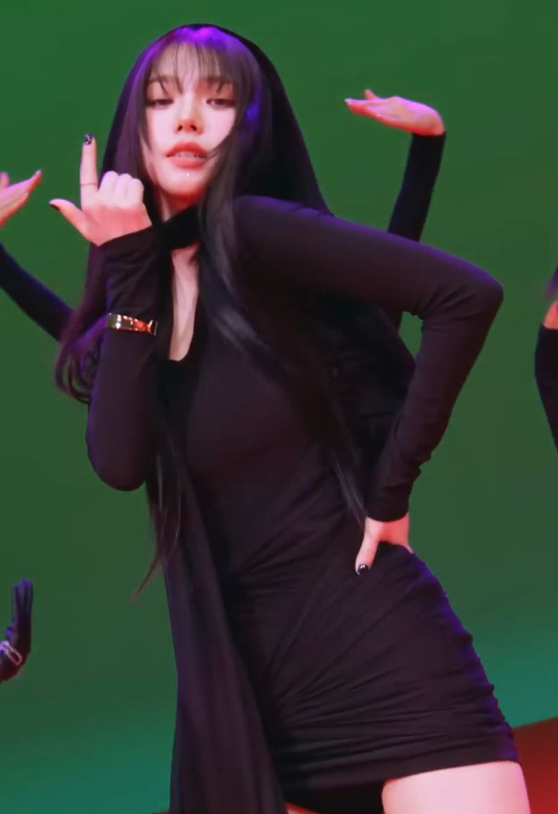 타이트한 후드 검정원피스 레전드 에스파 카리나