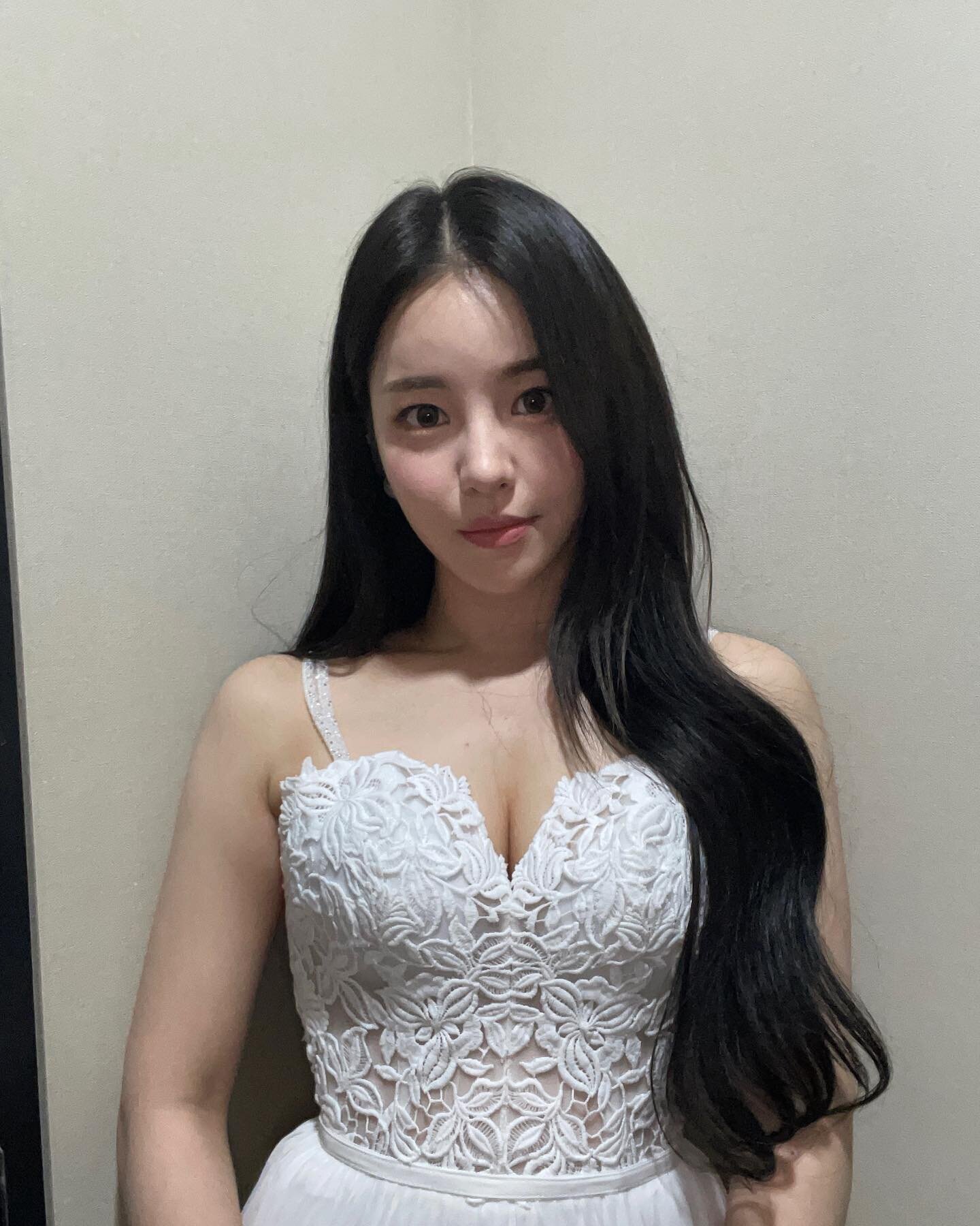  브레이브걸스 유정 화이트드레스 인스타그램 업로드 사진