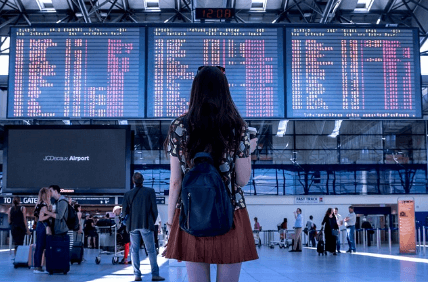 공항 전광판을 바라보는 여자여행객