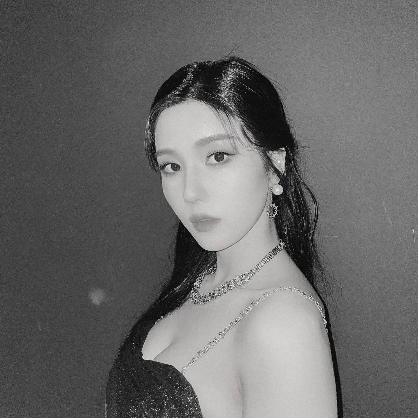  아이즈원 권은비 서가대 블랙드레스 인스타그램 사진