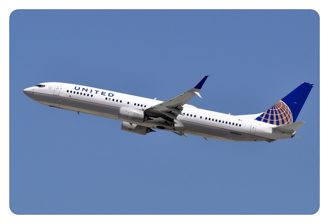 유나이티드항공 United Airlines 737-900ER 비행기가 이륙하는 모습을 찍은 사진