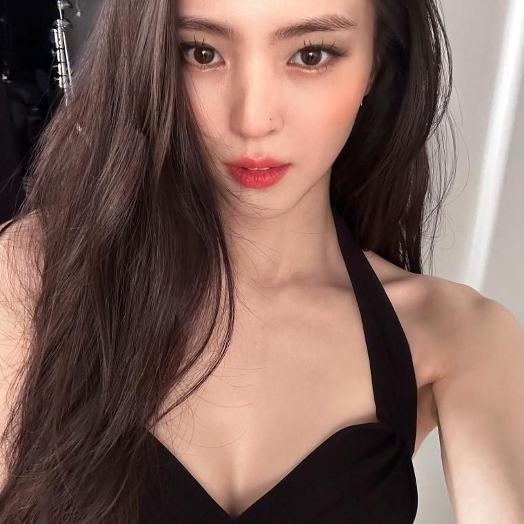  배우 한소희 인스타그램 드레스 사진
