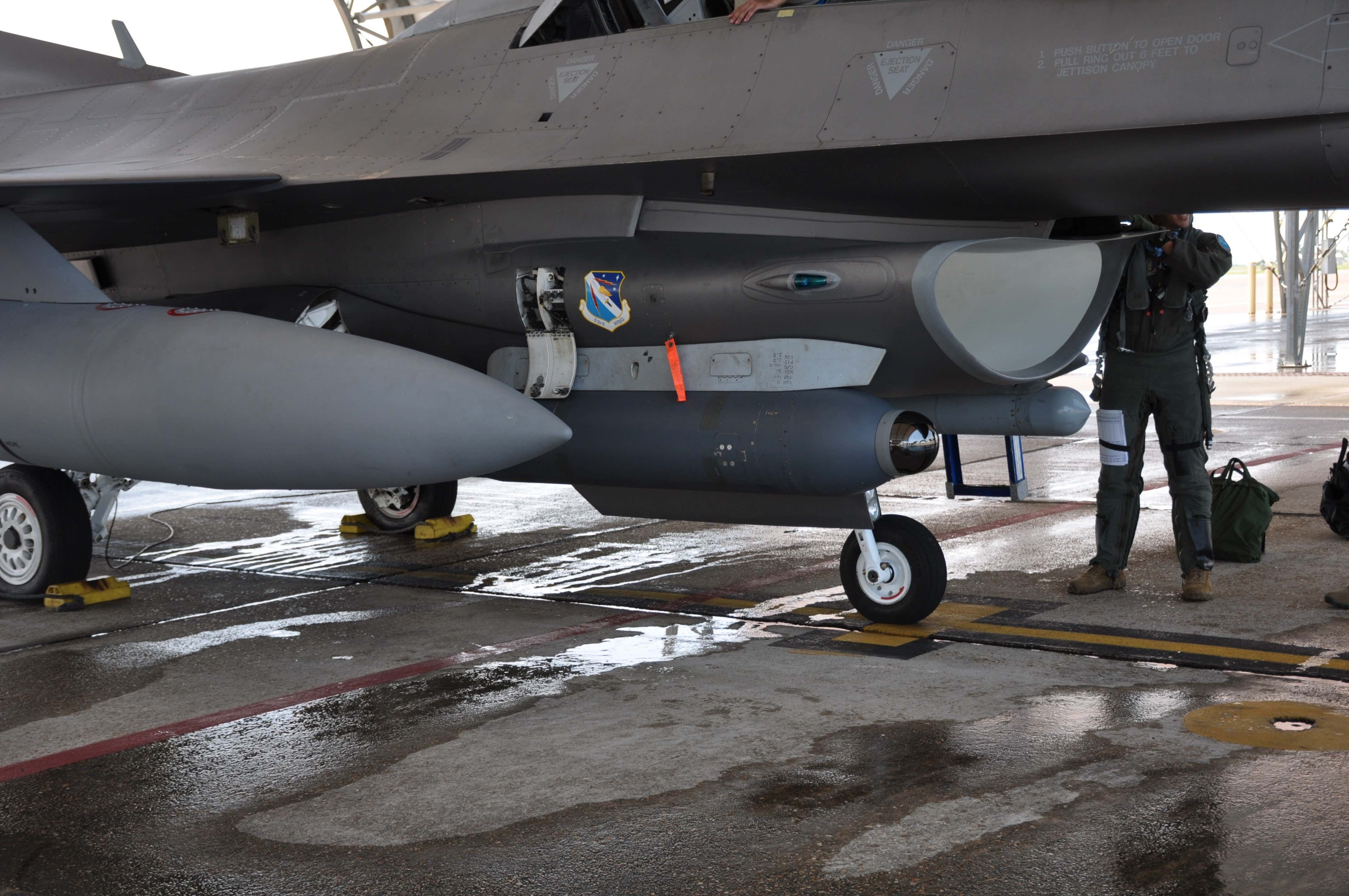 Legion 포드를 탑재한 F-16D