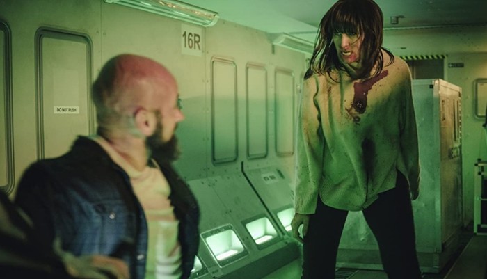 좀비가 있는 <넷플릭스 공포영화 추천> [영화 리뷰] 블러드레드 스카이 리뷰_이 안에 1