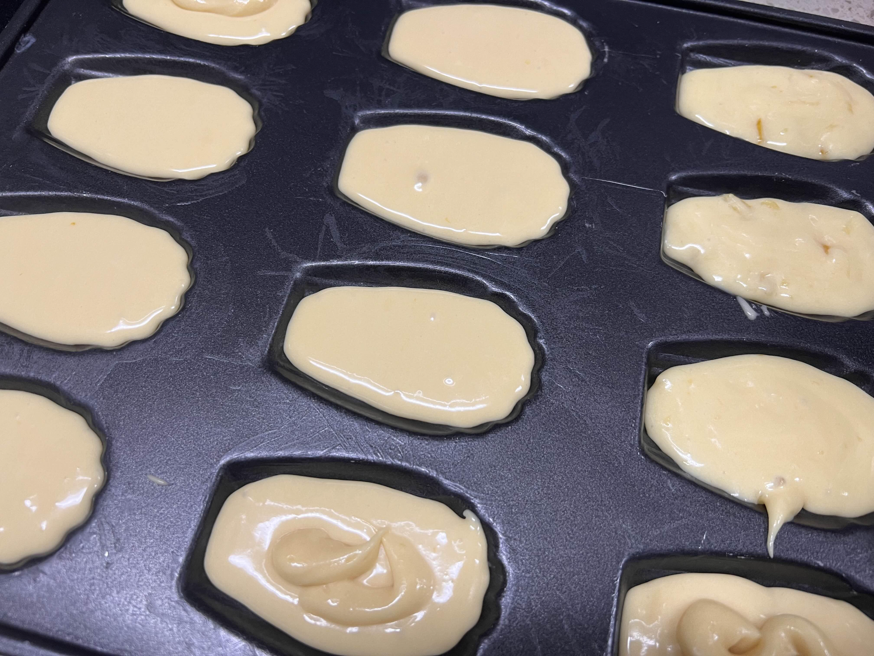 팬닝한 마들렌 반죽
