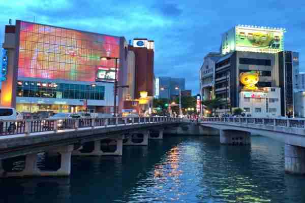 저렴한 해외여행지 중 한 곳인 일본 후쿠오카 거리의 모습