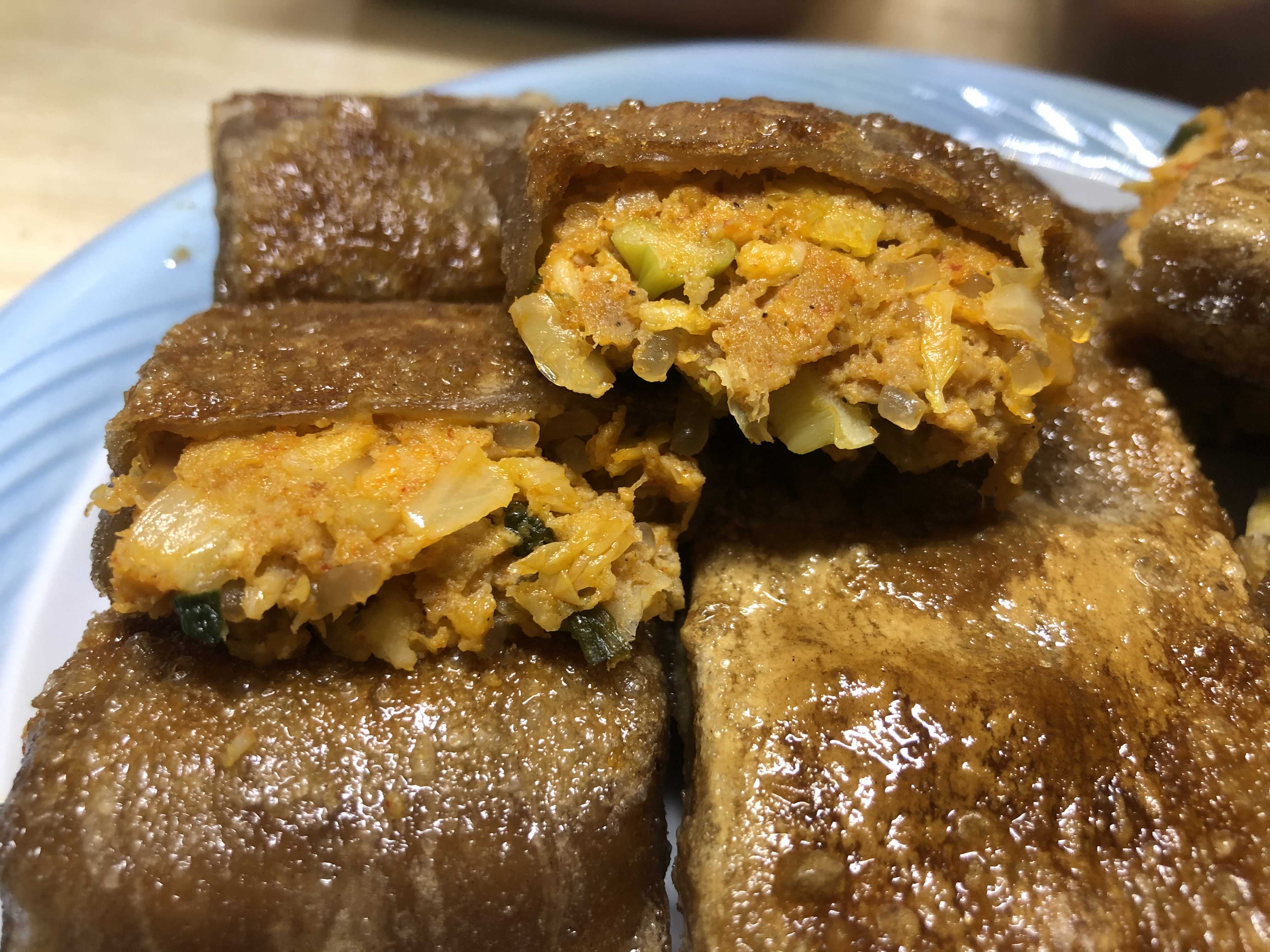  노브랜드 메밀김치전병을 구워 먹었어요.