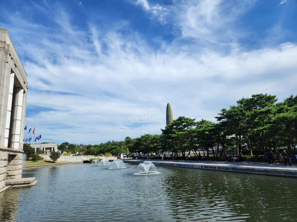 용산 전쟁기념관 호수 모습