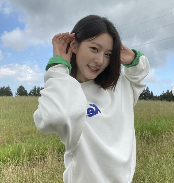 김새론 양손-귀 덮고있는 모습 사진