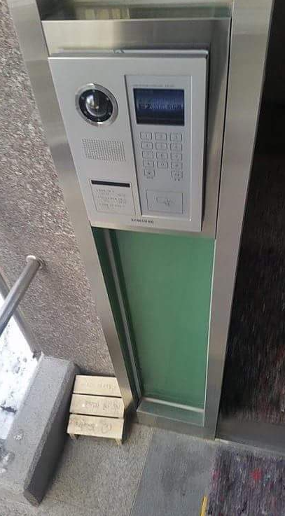  어느 아파트 현관 앞에 있는 발판