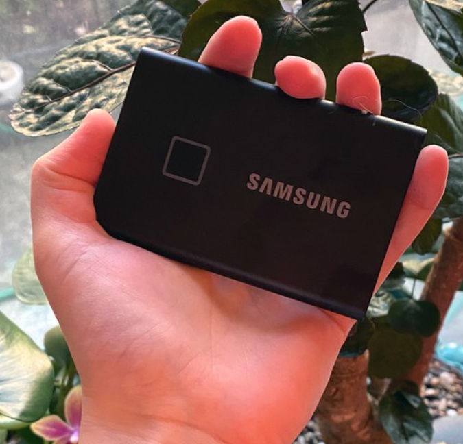  삼성 포터블 SSD T7 Touch 소형, 초고속, 지문 센서로 파일을 안전하게 보관