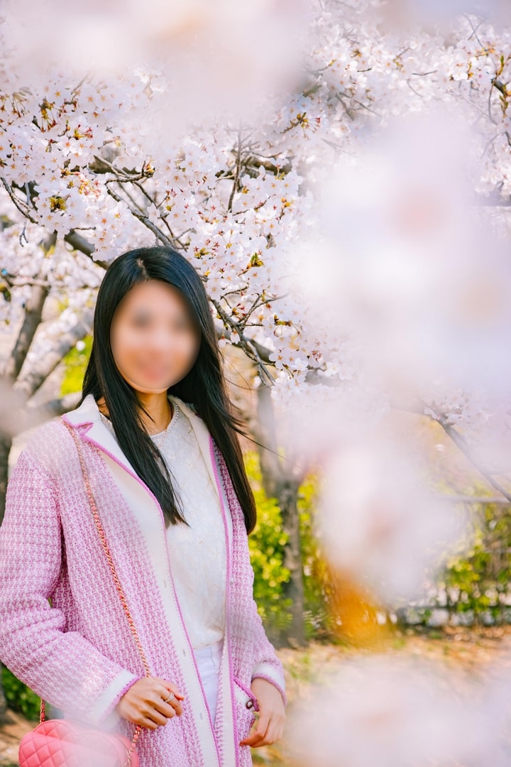 벚꽃 나무가 낮아 꽃을 앞에 배치하면 이런 멋진 보케 사진을 찍을 수 있습니다