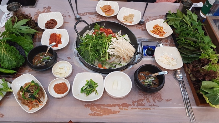 전주 송천동 쌈밥 전문 쌈가에서 오리주물럭을 먹다.