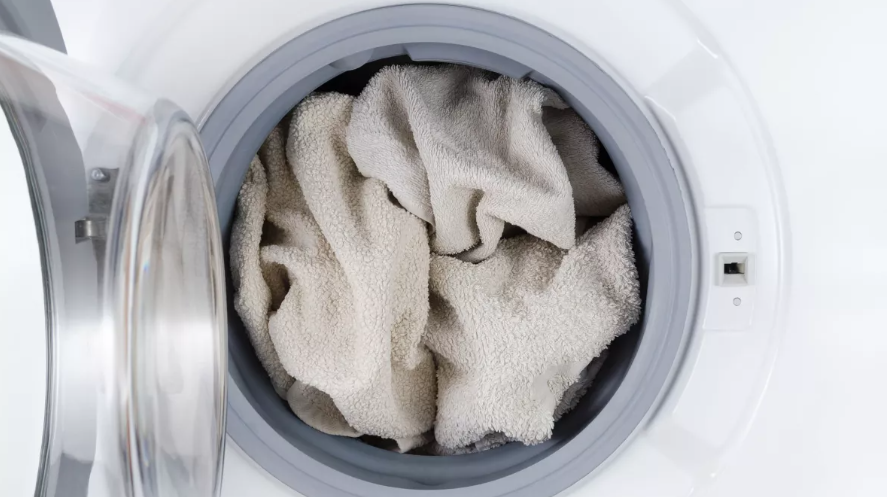 흰 수건으로 가득 찬 세탁기(이미지 출처: Shutterstock)