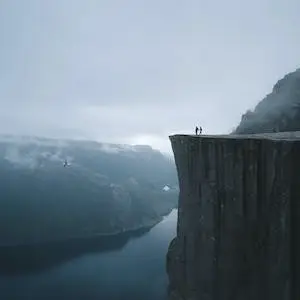 절벽-사람-a-person-on-a-cliff