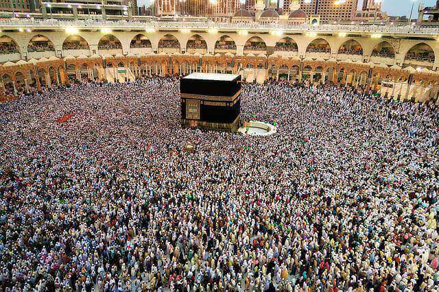 메카의 신전에 모여든 수만 명의 이슬람 신자들