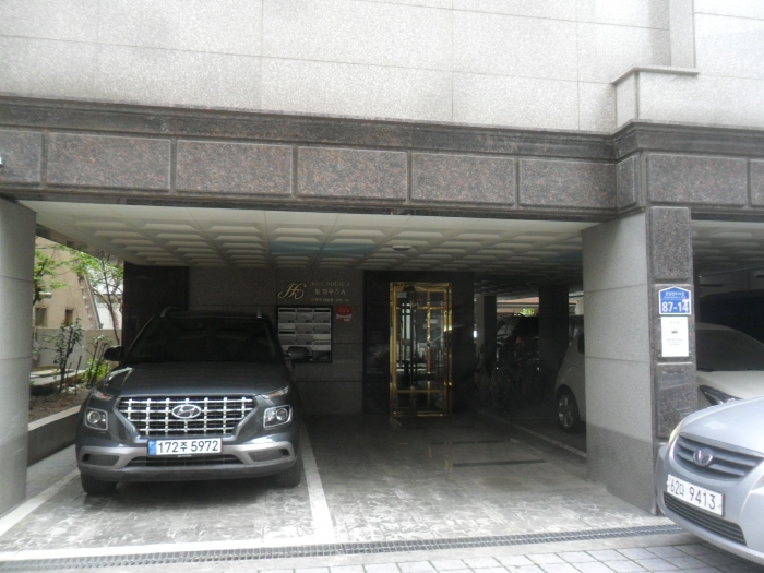 서울북부지방법원2022타경103669 본건 1층 입구 및 주차장