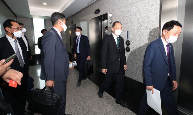  하루 이자 25억 한전, 빚 돌려막기도 못한다 1분기 7조8000억원 사상 최악 적자 한국전력 내년 회사채 발행까지 막힐 위기 적자 규모 너무 커서 회사채 발행 한도 쪼그라들어