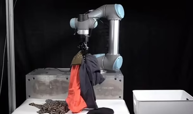 정리하는게 귀찮다고?...이제 얘 한테 시키세요! Watch AI cleaning robot that can tidy up clothes in a messy bedroom