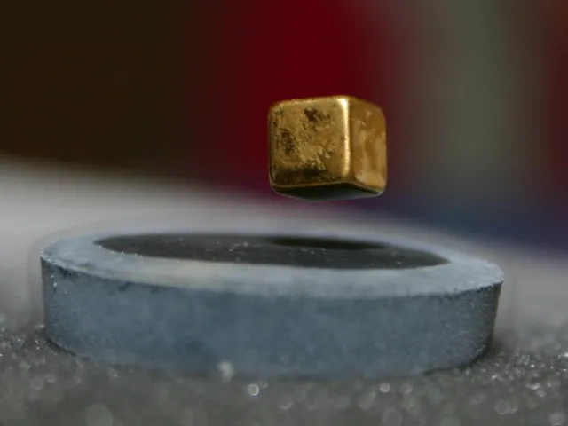 마이스너 효과&#44; 초전도체가 자석 위에서 뜨게 된다.