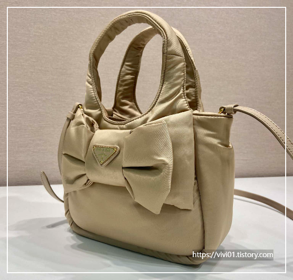 가로 18cm, 세로 15.5cm, 폭 10cm로 미니멀하면서도 데일리 소지품을 담기에 적당한 크기입니다.