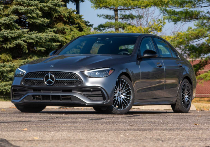  Mercedes-Benz C300 4Matic Pinnacle 기술에 정통한 업그레이드가 적용된 럭셔리 세단