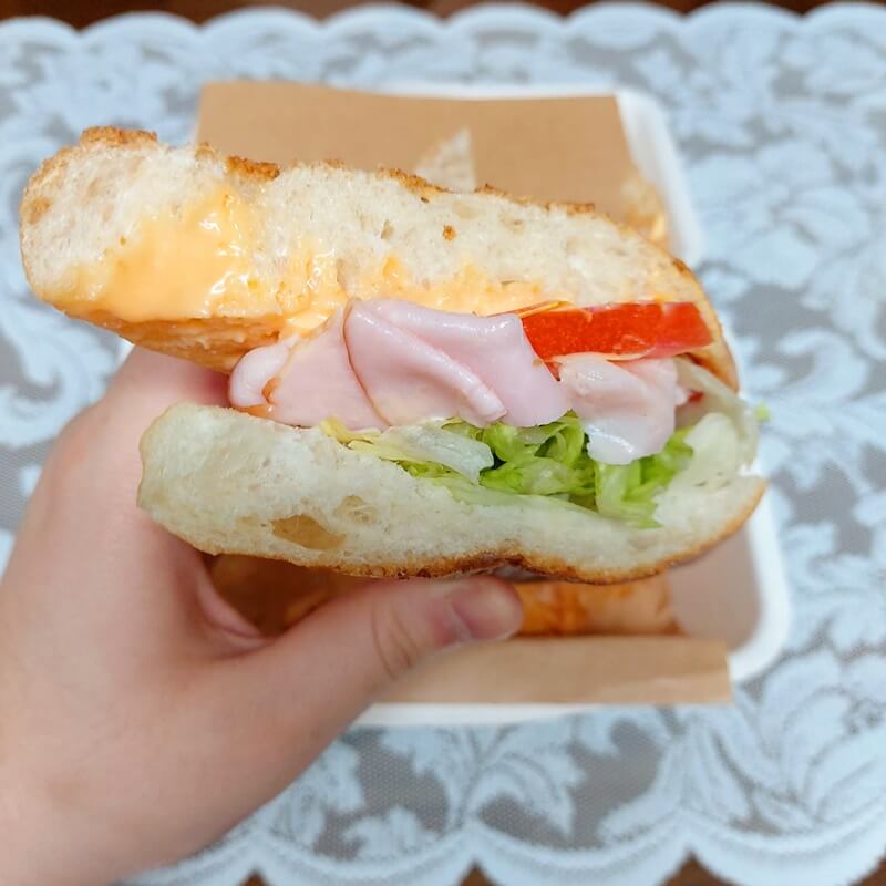 압구정 샌드위치 단면으로 자른 사진
