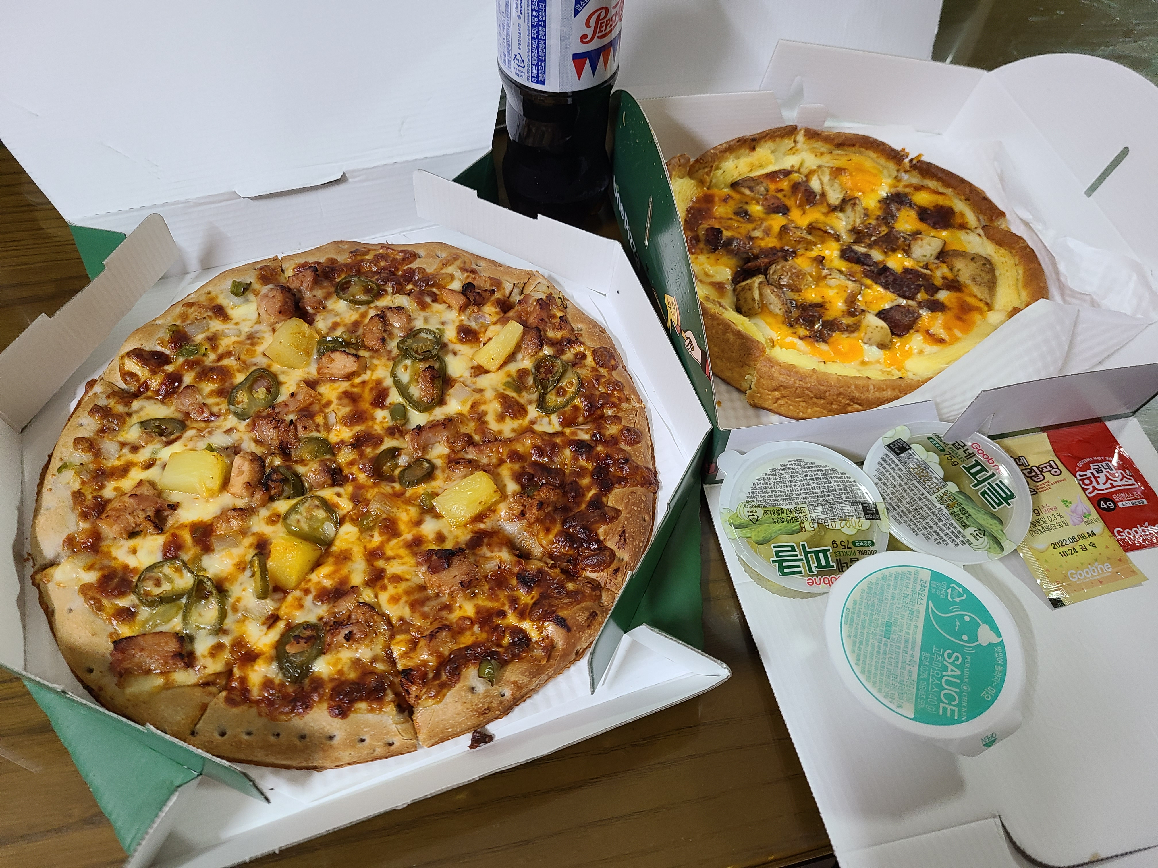  굽네치킨&피자의 신메뉴 바비큐시카고피자와 볼케이노바베큐치킨 피자 내돈내산 리뷰