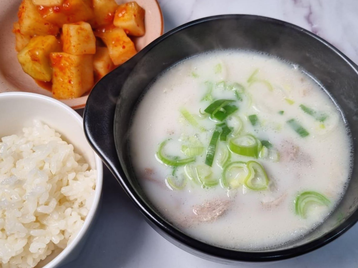  아침식사 어린이 식단 고른 한우사골 돼지국밥