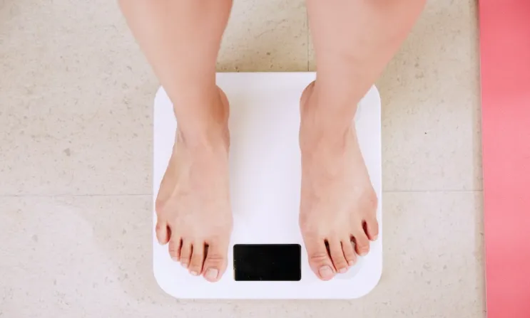 체중계에 올라간 사람