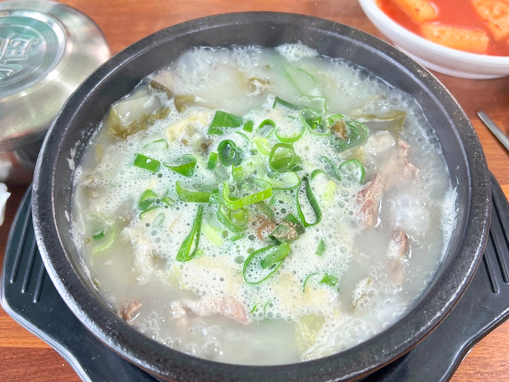 뚝배기에 대전 소머리국밥이 끓고 있는 사진