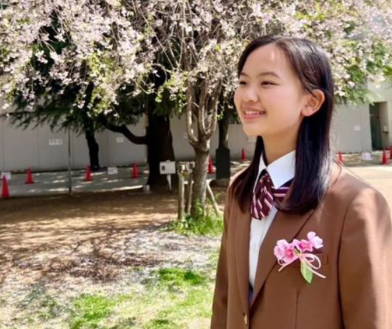 아즈마-아키의-고등학교-교복입은-모습