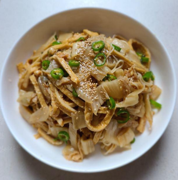  묵은지 비빔국수 어묵과 간장양념의 색다른 맛