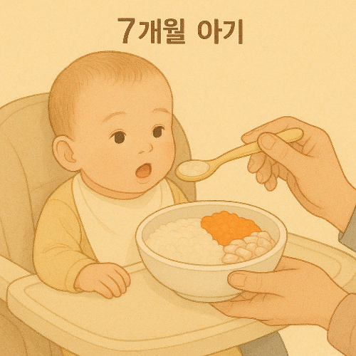 7개월 아기가 이유식을 먹는 모습. 작은 스푼으로 쌀죽과 채소 퓨레를 먹고 있는 장면