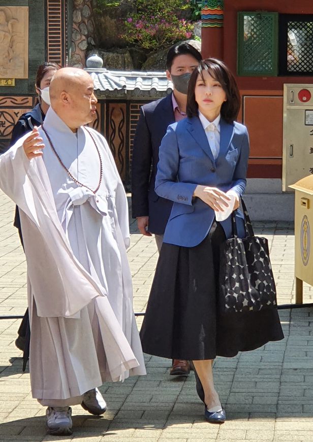  윤석열 당선인 부인 "김건희" 여사의 패션이 화제다.