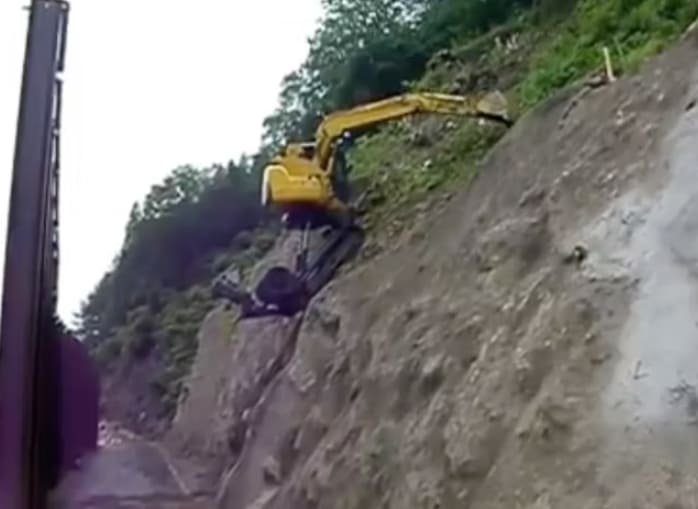 절벽 타는 굴착기들...상상도 할 수 없는 곳에서도 작업이 가능하다 VIDEO: Rock-climbing excavator can dig just about anywhere ㅣ Incredible moment digger does stunt going down steep hill