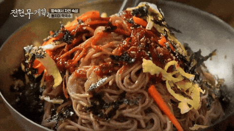 맛있게-비벼지고-있는-동치미-막국수
