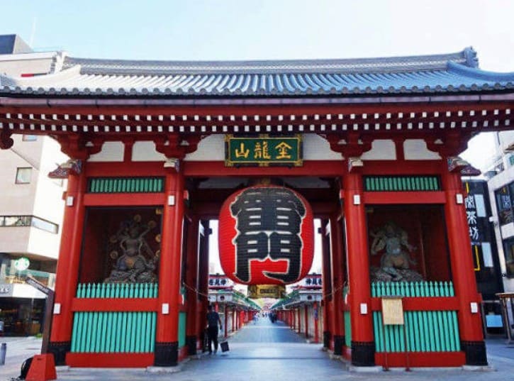 붉은 색으로 장신된 일본 절의 정면 사진