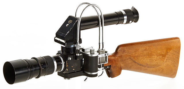 1937년에 나온 총 개머리판이 달린 라이카 카메라